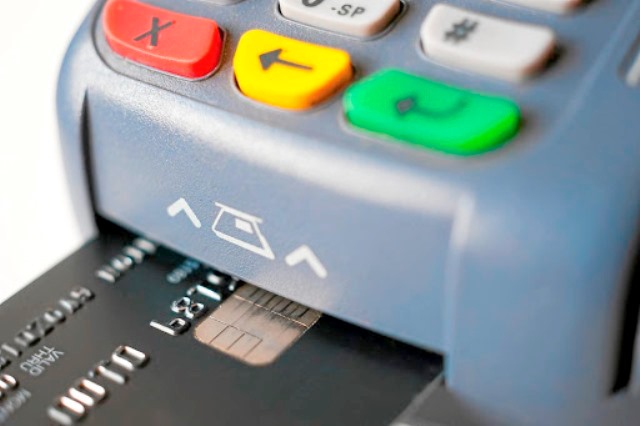 42690452 - payment using chip plastic card in pos terminal