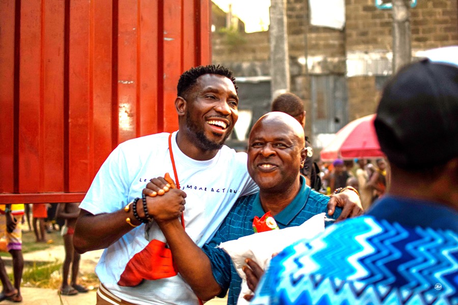 Timi Dakolo and a recipient