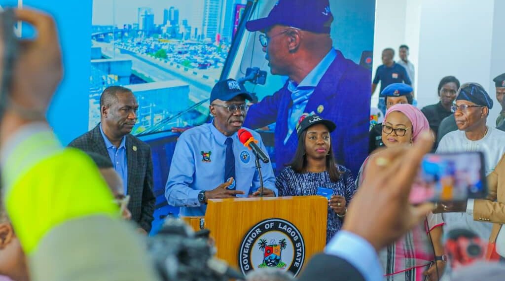 Sanwo-Olu at Lagos Blue Line train (1)