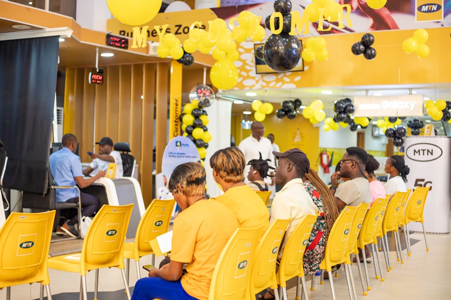 Karl Toriola, CEO, MTN Nigeria surprised customers with a thrilling raffle draw