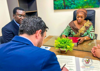 Okala CEO Dr Robin Whytock and DRC Minister Eve Bazaiba signing the agreement