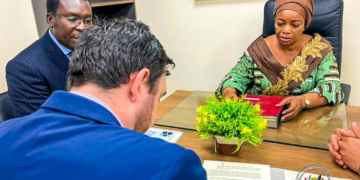 Okala CEO Dr Robin Whytock and DRC Minister Eve Bazaiba signing the agreement