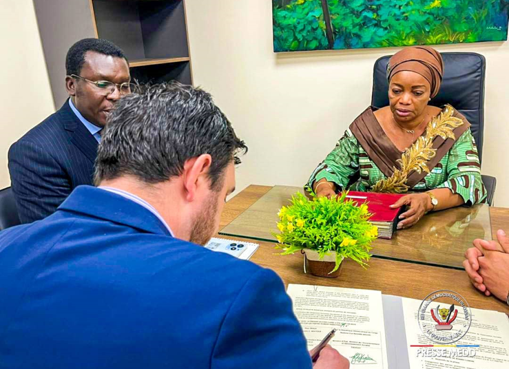 Okala CEO Dr Robin Whytock and DRC Minister Eve Bazaiba signing the agreement