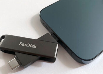 sandisk ixpand luxe plugged in iPhone 15