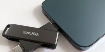 sandisk ixpand luxe plugged in iPhone 15