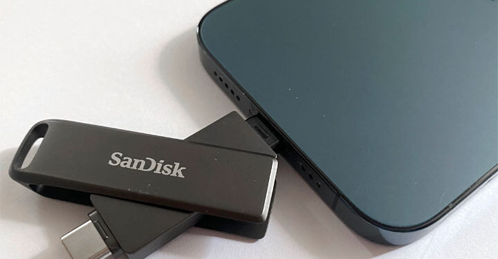 sandisk ixpand luxe plugged in iPhone 15