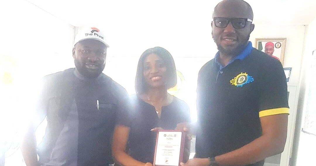 Chukwuemeka Fred Agbata (right), receiving the award