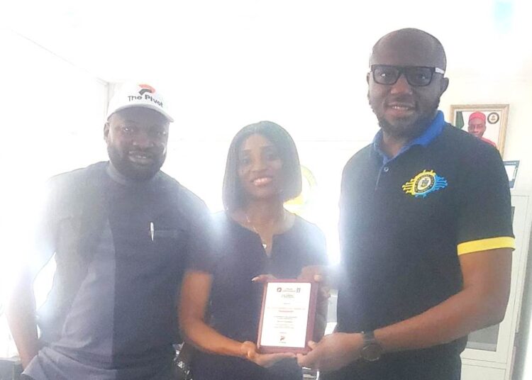 Chukwuemeka Fred Agbata (right), receiving the award