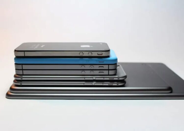 Refurbishing electronics - Refurbished Smartphone - pexels by gabriel freytez