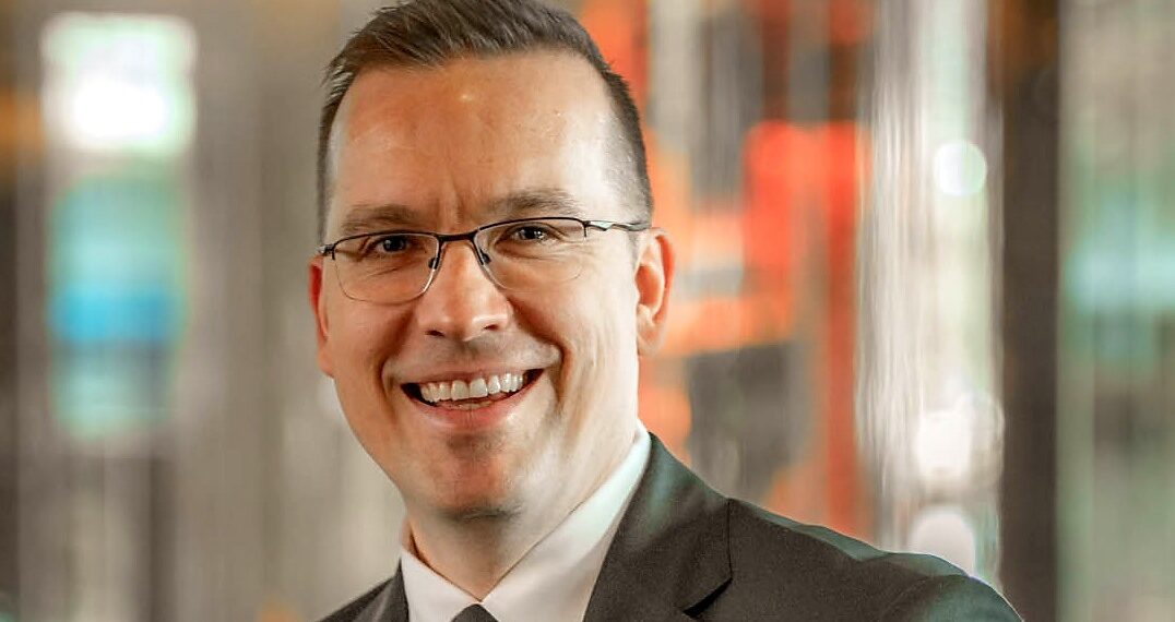 Embracelet - Trevor Kuna, chief transformation and reputation officer of QNET