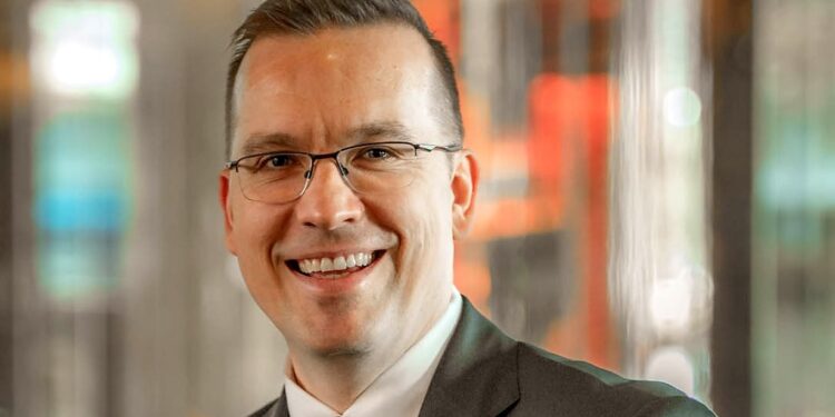 Embracelet - Trevor Kuna, chief transformation and reputation officer of QNET