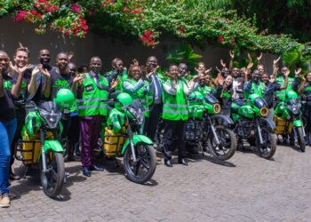 Group photo of Bolt, MKOPA, ROAM and Ampersand teams with the riders