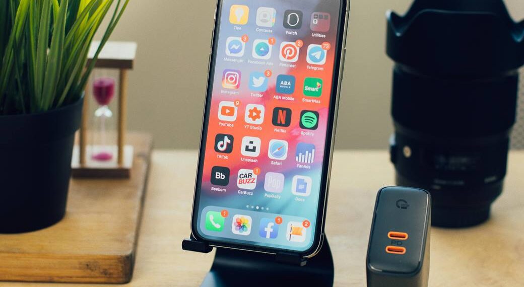 Crowded Mobile apps market by pexels