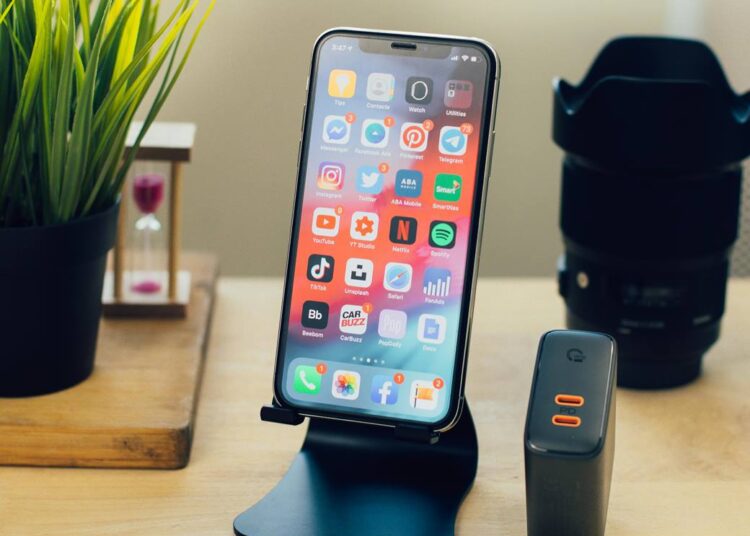 Crowded Mobile apps market by pexels