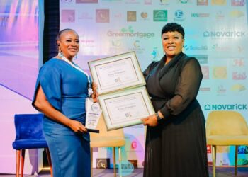 Linda Ochugbua, digital sales manager, BusinessDay (left) receiving the award.