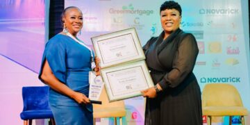 Linda Ochugbua, digital sales manager, BusinessDay (left) receiving the award.