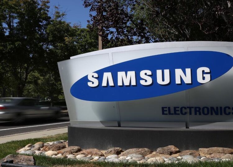 Samsung Braces for 21% Profit Drop