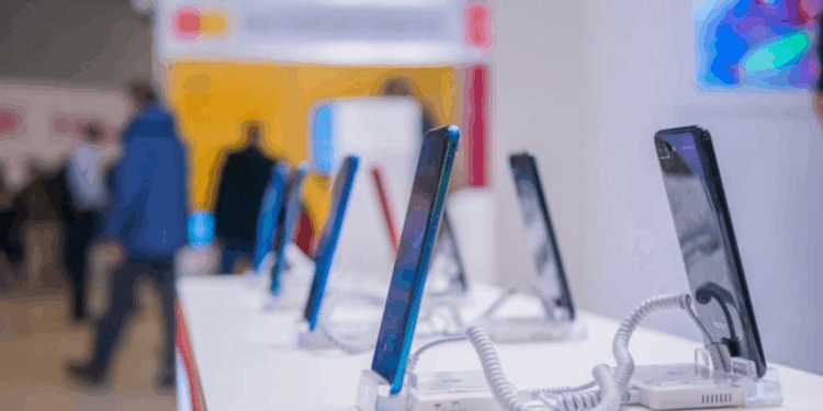 Tariff Tensions Slash 2025 Smartphone Growth Outlook as Apple, Samsung Slow Shipments