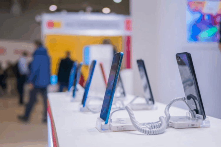 Tariff Tensions Slash 2025 Smartphone Growth Outlook as Apple, Samsung Slow Shipments
