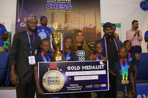Tunde Onakoya with winning primary school, Jareb Primary School
