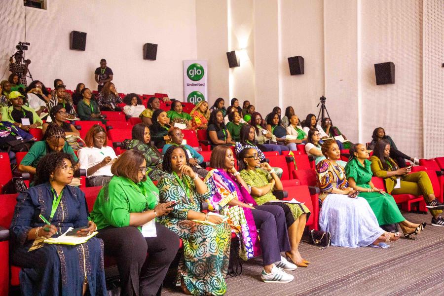 SheGlows Summit 2025 attendees