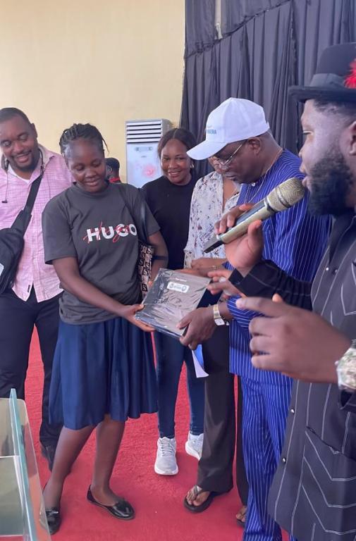 Project New Nigeria distrbutes iPads