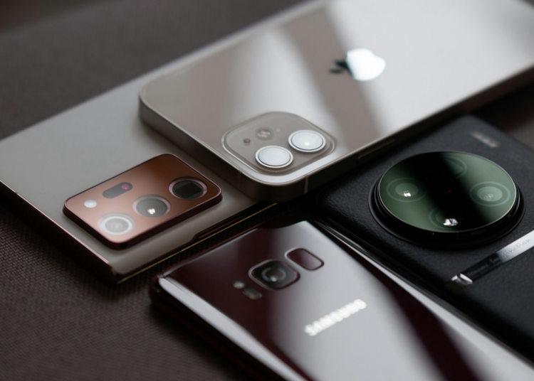 foreign smartphone shipments China April 2026